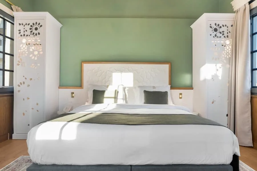 A bed between carved screens