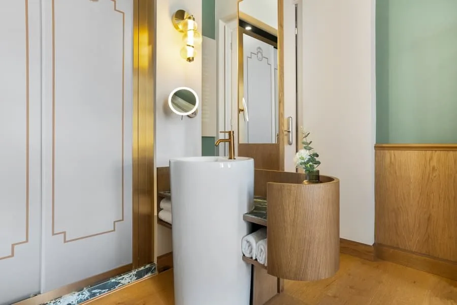 A pedestal basin