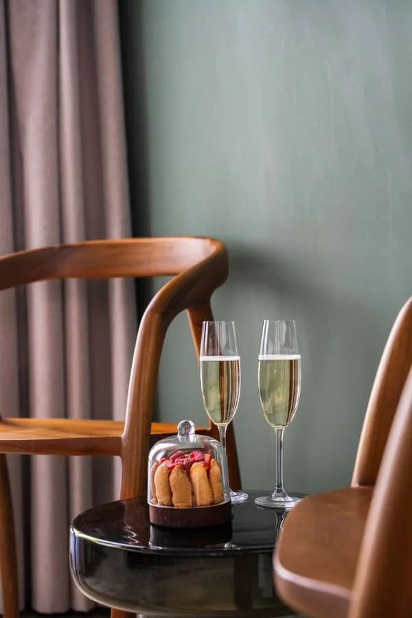 A welcome of champagne and macarons