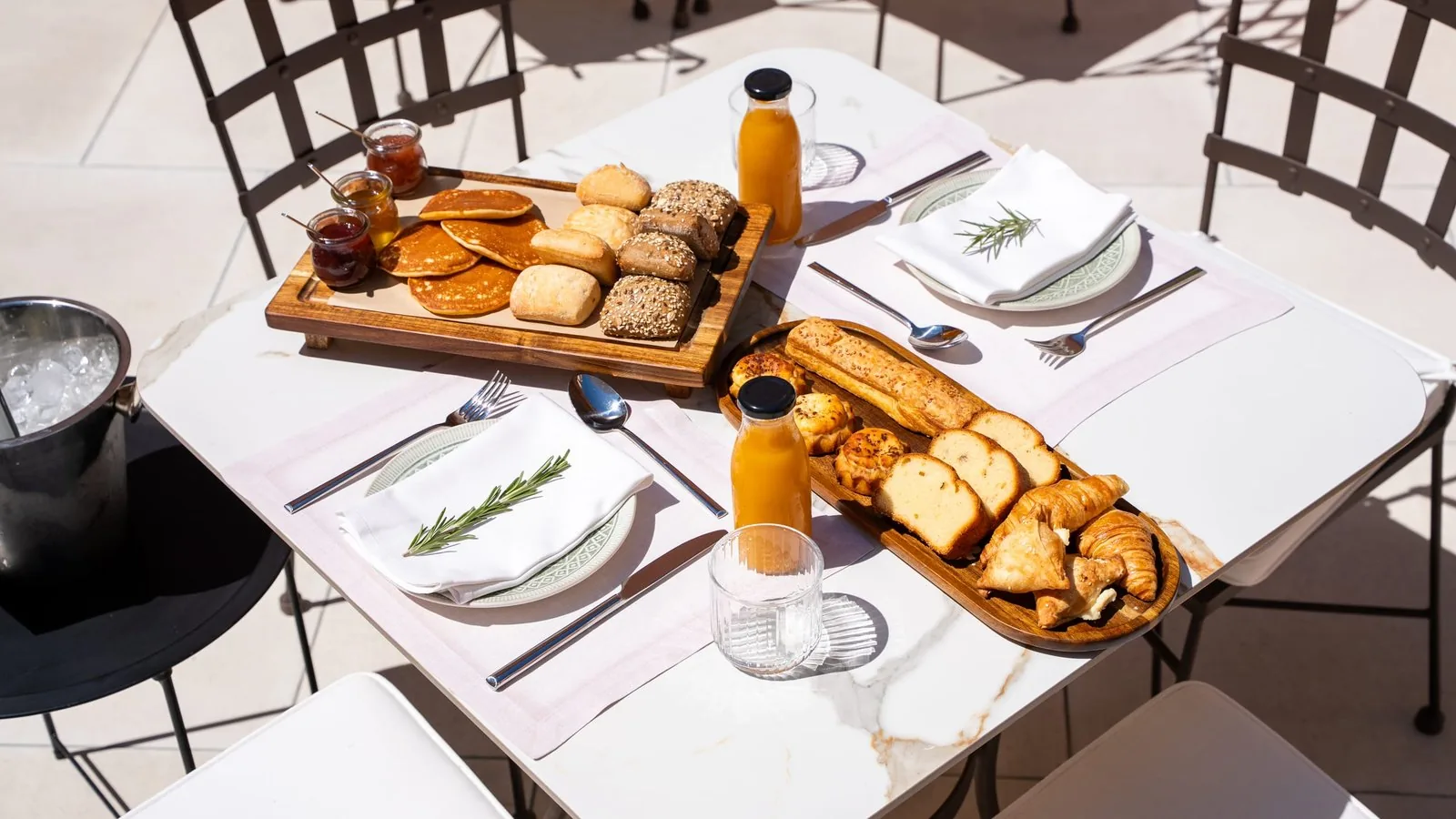 Breakfast in the courtyard of the mansion